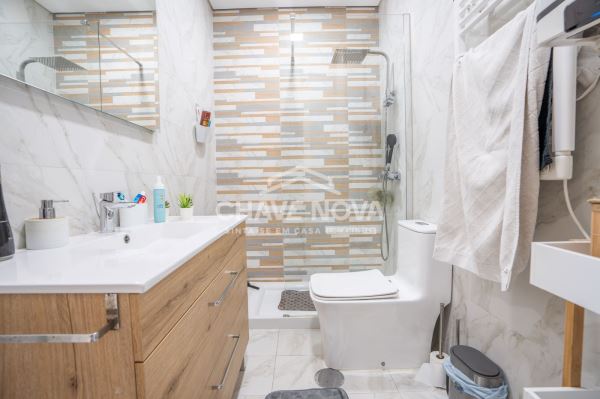 Moradia Geminada V4+1 Renovada em Canidelo