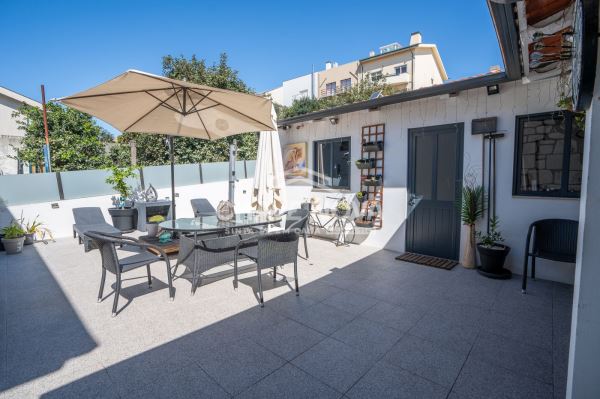 Moradia Geminada V4+1 Renovada em Canidelo