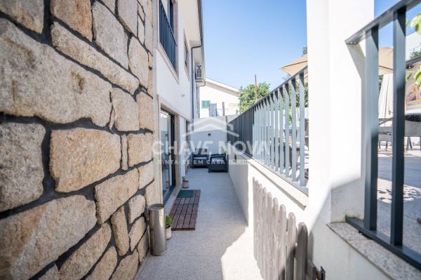 Moradia Geminada V4+1 Renovada em Canidelo