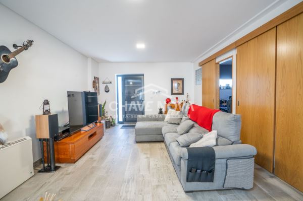Moradia Geminada V4+1 Renovada em Canidelo