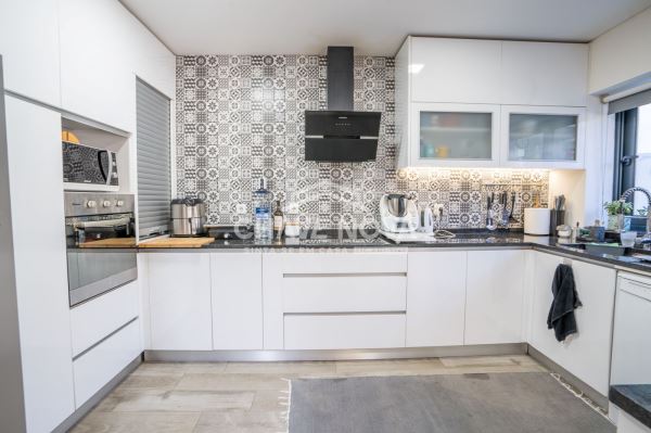 Moradia Geminada V4+1 Renovada em Canidelo
