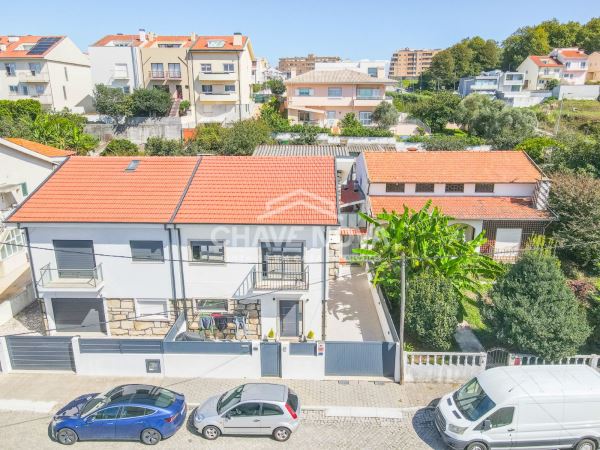 Moradia Geminada V4+1 Renovada em Canidelo