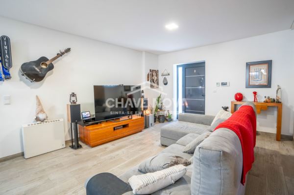 Moradia Geminada V4+1 Renovada em Canidelo