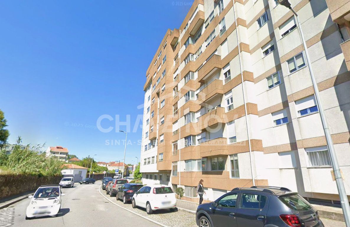 Apartamento T3 com uma área total de 146 metros quadrados, situado em Oliveira do Douro