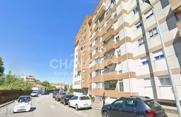 Apartamento T3 com uma área total de 146 metros quadrados, situado em Oliveira do Douro