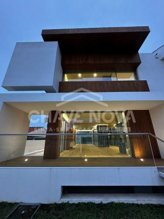 Moradia T4 Nova praias Canidelo pronta habitar