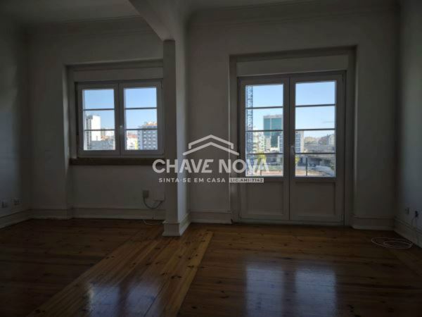 Apartamento T1 luminoso nas Avenidas Novas, junto ao metro de Entrecampos.