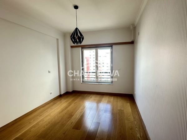 T2 em Telheiras com ótima exposição solar, cozinha equipada e garagem.