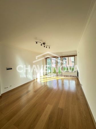 T2 em Telheiras com ótima exposição solar, cozinha equipada e garagem.