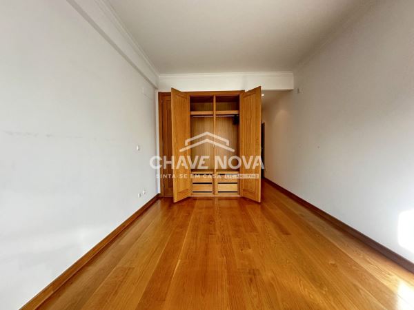 T2 em Telheiras com ótima exposição solar, cozinha equipada e garagem.