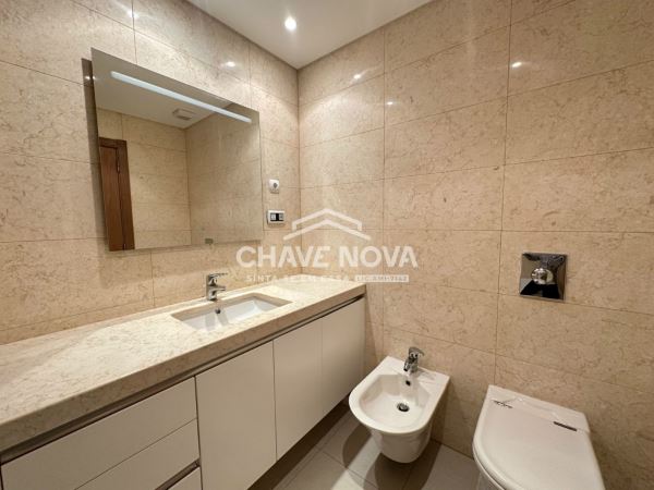 T2 em Telheiras com ótima exposição solar, cozinha equipada e garagem.