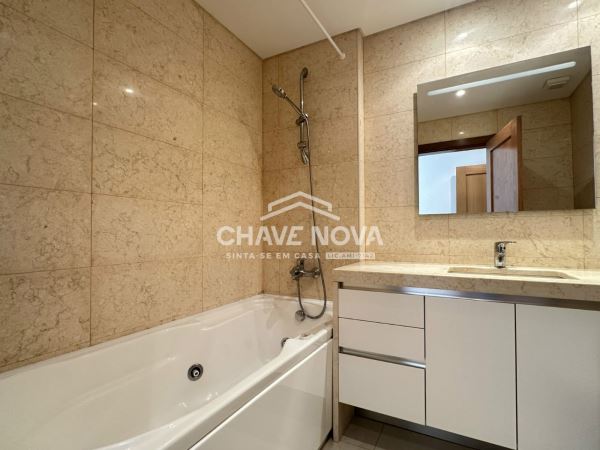 T2 em Telheiras com ótima exposição solar, cozinha equipada e garagem.