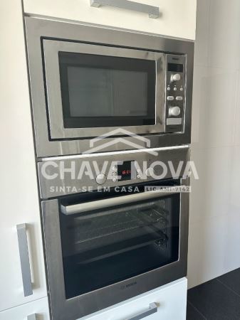 T2 em Telheiras com ótima exposição solar, cozinha equipada e garagem.