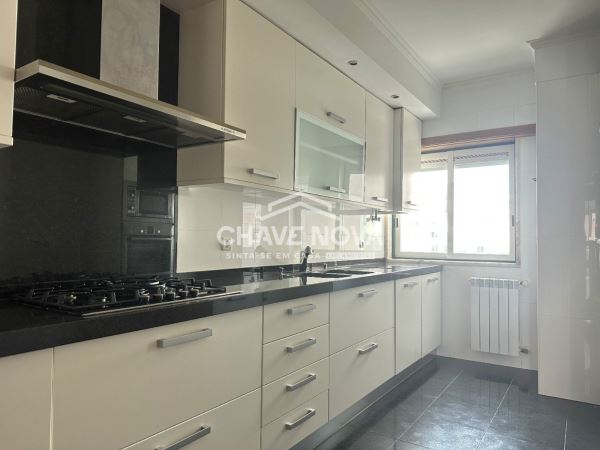 T2 em Telheiras com ótima exposição solar, cozinha equipada e garagem.