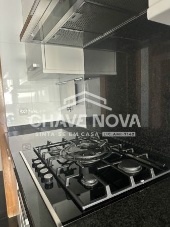 T2 em Telheiras com ótima exposição solar, cozinha equipada e garagem.