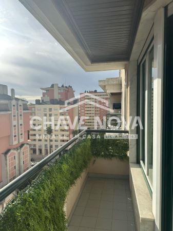 T2 em Telheiras com ótima exposição solar, cozinha equipada e garagem.