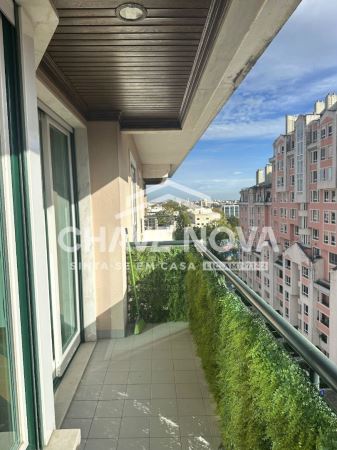 T2 em Telheiras com ótima exposição solar, cozinha equipada e garagem.