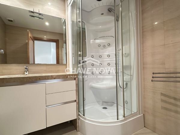 T2 em Telheiras com ótima exposição solar, cozinha equipada e garagem.