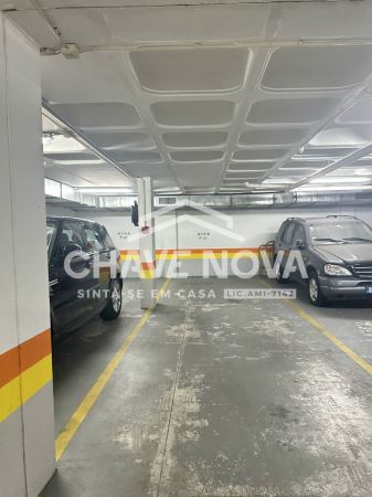 T2 em Telheiras com ótima exposição solar, cozinha equipada e garagem.