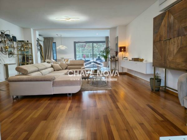 Apartamento T3, com terraço e box 4 carros situado em Campo- Valongo