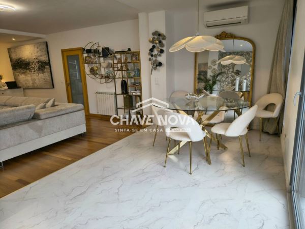 Apartamento T3, com terraço e box 4 carros situado em Campo- Valongo