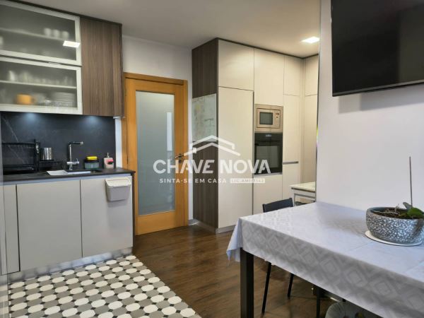 Apartamento T3, com terraço e box 4 carros situado em Campo- Valongo