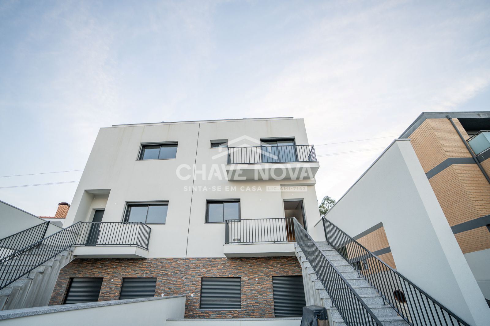 T3 Duplex para Venda – Suítes, Terraço, Ar Condicionado em Todas as Divisões e Garagem Fechada para 2 Carros