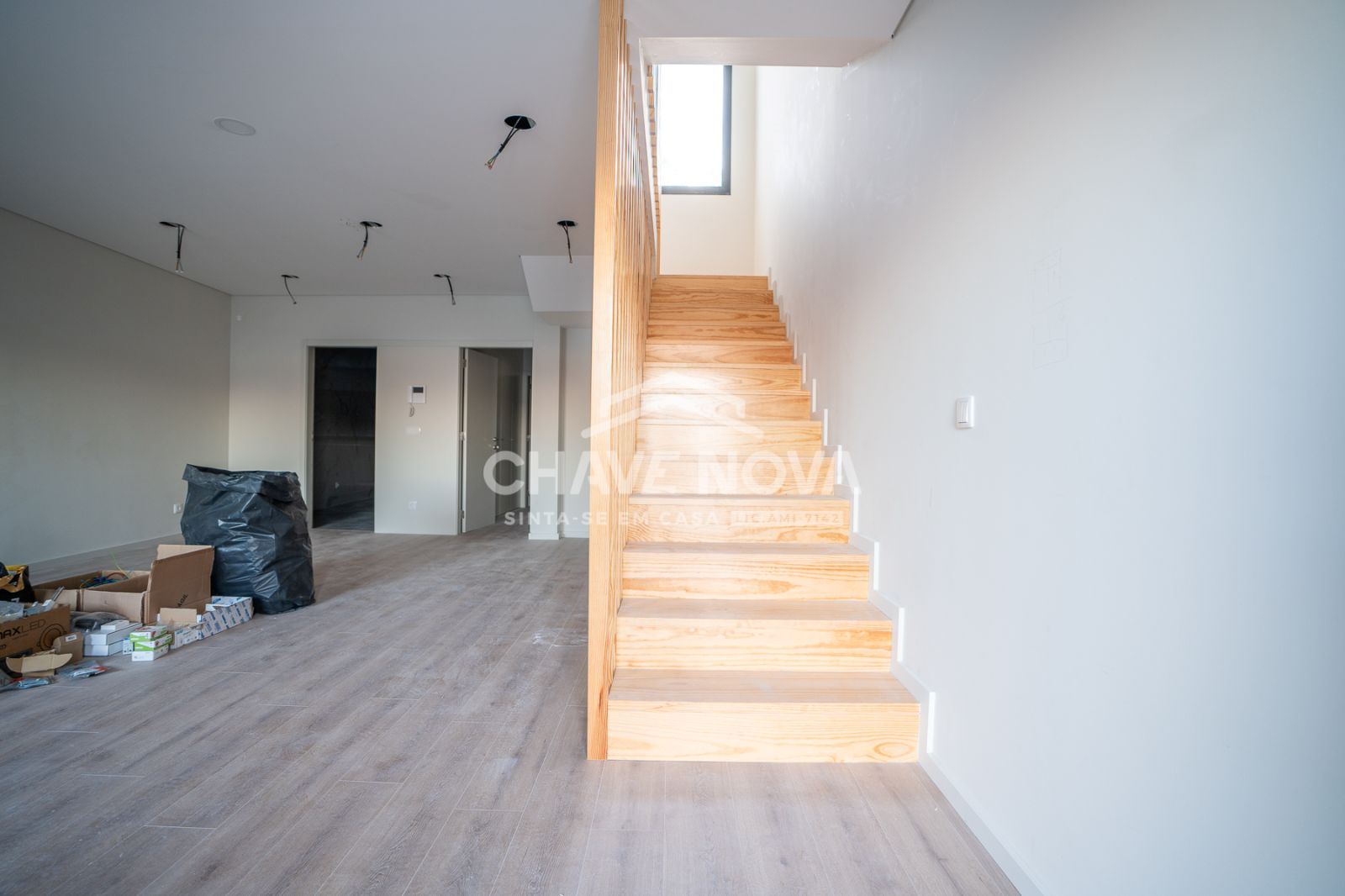 T3 Duplex para Venda – Suítes, Terraço, Ar Condicionado em Todas as Divisões e Garagem Fechada para 2 Carros