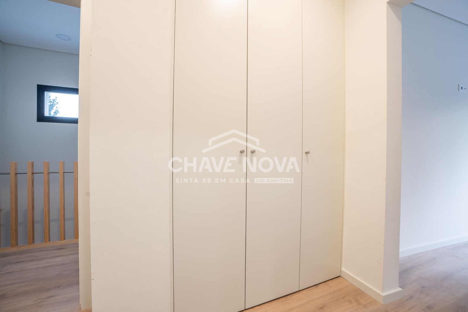 T3 Duplex para Venda – Suítes, Terraço, Ar Condicionado em Todas as Divisões e Garagem Fechada para 2 Carros