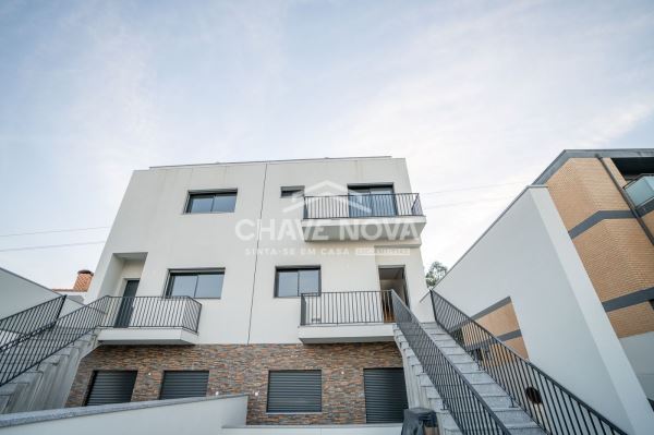 T3 Duplex para Venda – Suítes, Terraço, Ar Condicionado em Todas as Divisões e Garagem Fechada para 2 Carros