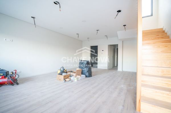 T3 Duplex para Venda – Suítes, Terraço, Ar Condicionado em Todas as Divisões e Garagem Fechada para 2 Carros