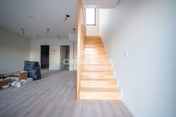 T3 Duplex para Venda – Suítes, Terraço, Ar Condicionado em Todas as Divisões e Garagem Fechada para 2 Carros