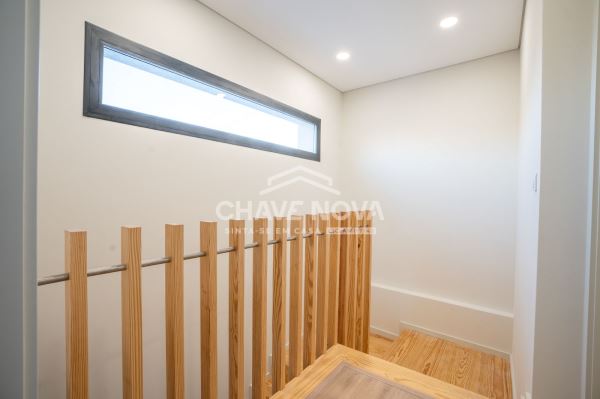 T3 Duplex para Venda – Suítes, Terraço, Ar Condicionado em Todas as Divisões e Garagem Fechada para 2 Carros