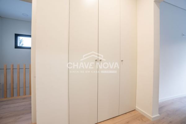 T3 Duplex para Venda – Suítes, Terraço, Ar Condicionado em Todas as Divisões e Garagem Fechada para 2 Carros