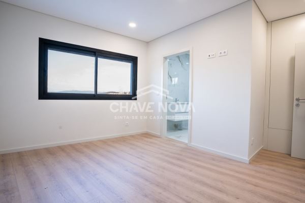 T3 Duplex para Venda – Suítes, Terraço, Ar Condicionado em Todas as Divisões e Garagem Fechada para 2 Carros