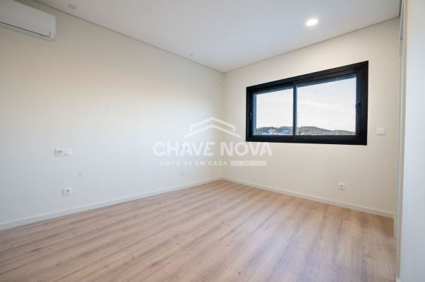 T3 Duplex para Venda – Suítes, Terraço, Ar Condicionado em Todas as Divisões e Garagem Fechada para 2 Carros