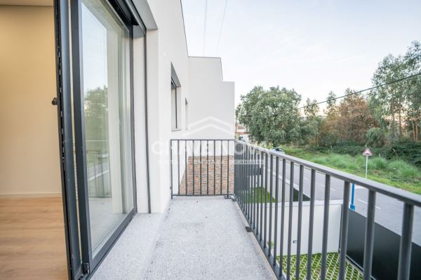 T3 Duplex para Venda – Suítes, Terraço, Ar Condicionado em Todas as Divisões e Garagem Fechada para 2 Carros