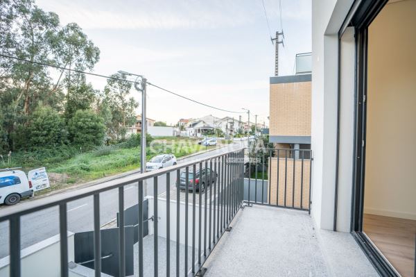 T3 Duplex para Venda – Suítes, Terraço, Ar Condicionado em Todas as Divisões e Garagem Fechada para 2 Carros