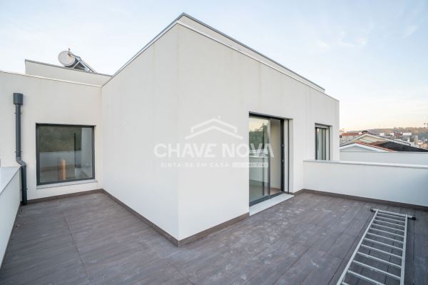 T3 Duplex para Venda – Suítes, Terraço, Ar Condicionado em Todas as Divisões e Garagem Fechada para 2 Carros