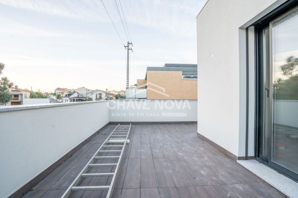 T3 Duplex para Venda – Suítes, Terraço, Ar Condicionado em Todas as Divisões e Garagem Fechada para 2 Carros