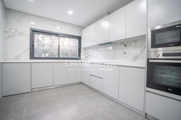 T3 Duplex para Venda – Suítes, Terraço, Ar Condicionado em Todas as Divisões e Garagem Fechada para 2 Carros