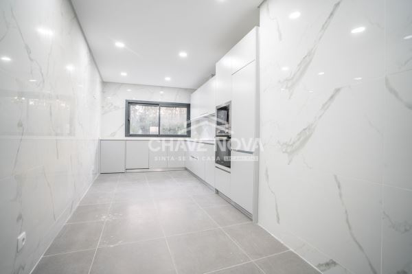 T3 Duplex para Venda – Suítes, Terraço, Ar Condicionado em Todas as Divisões e Garagem Fechada para 2 Carros