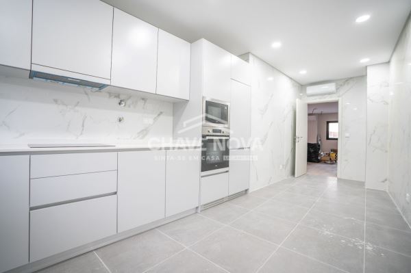 T3 Duplex para Venda – Suítes, Terraço, Ar Condicionado em Todas as Divisões e Garagem Fechada para 2 Carros