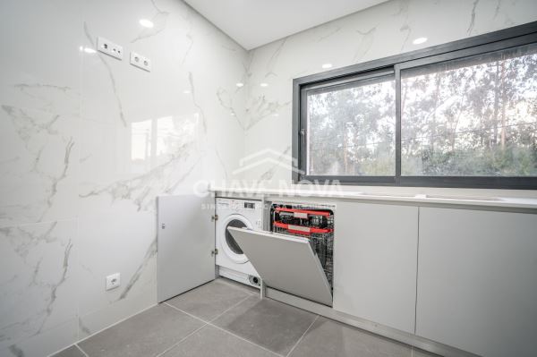 T3 Duplex para Venda – Suítes, Terraço, Ar Condicionado em Todas as Divisões e Garagem Fechada para 2 Carros