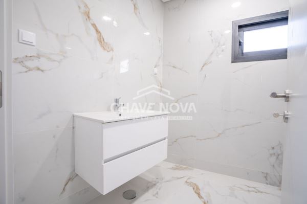 T3 Duplex para Venda – Suítes, Terraço, Ar Condicionado em Todas as Divisões e Garagem Fechada para 2 Carros