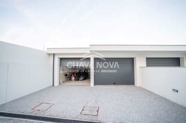 T3 Duplex para Venda – Suítes, Terraço, Ar Condicionado em Todas as Divisões e Garagem Fechada para 2 Carros