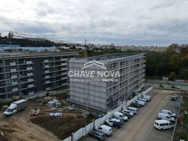 Apartamento T3 c/ Varanda e Lugar de Garagem Duplo em Oliveira do Douro 