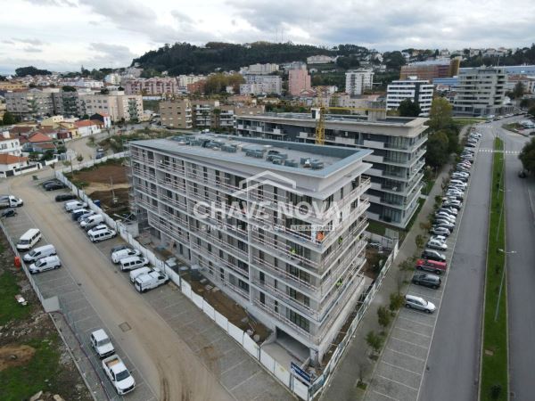 Apartamento T3 c/ Varanda e Lugar de Garagem Duplo em Oliveira do Douro 