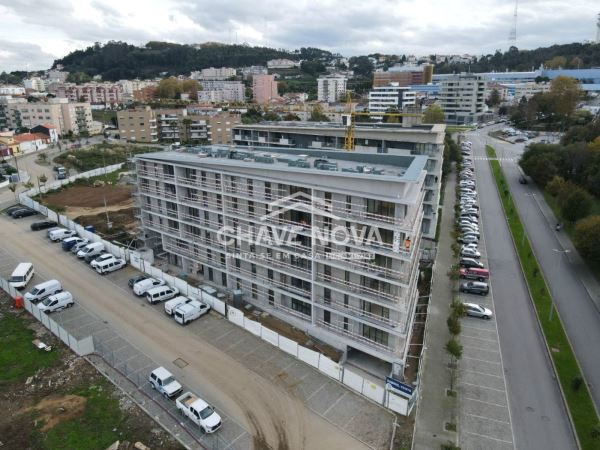 Apartamento T3 c/ Varanda e Lugar de Garagem Duplo em Oliveira do Douro 