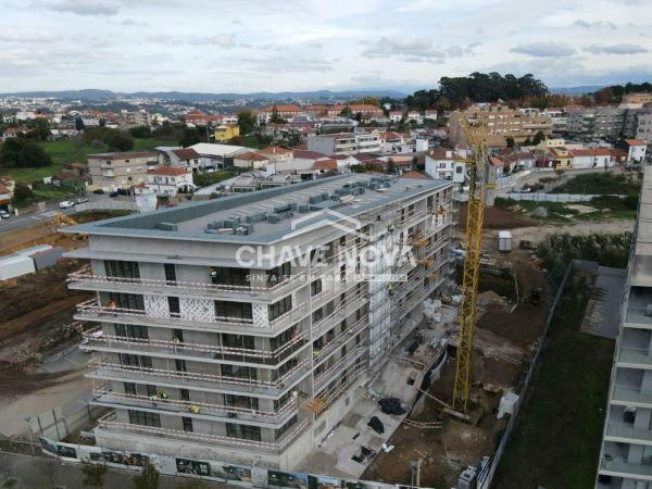 Apartamento T3 c/ Varanda e Lugar de Garagem Duplo em Oliveira do Douro 